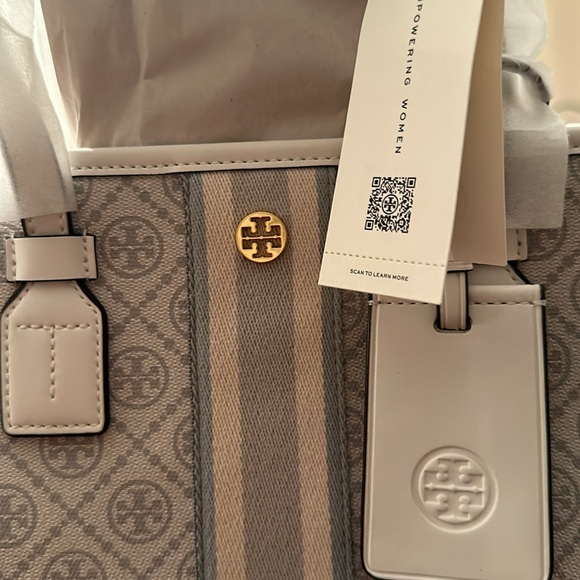 Tory Burch canvas tote, with strap. New❤️Sold🎉 - Picture 2 of 9